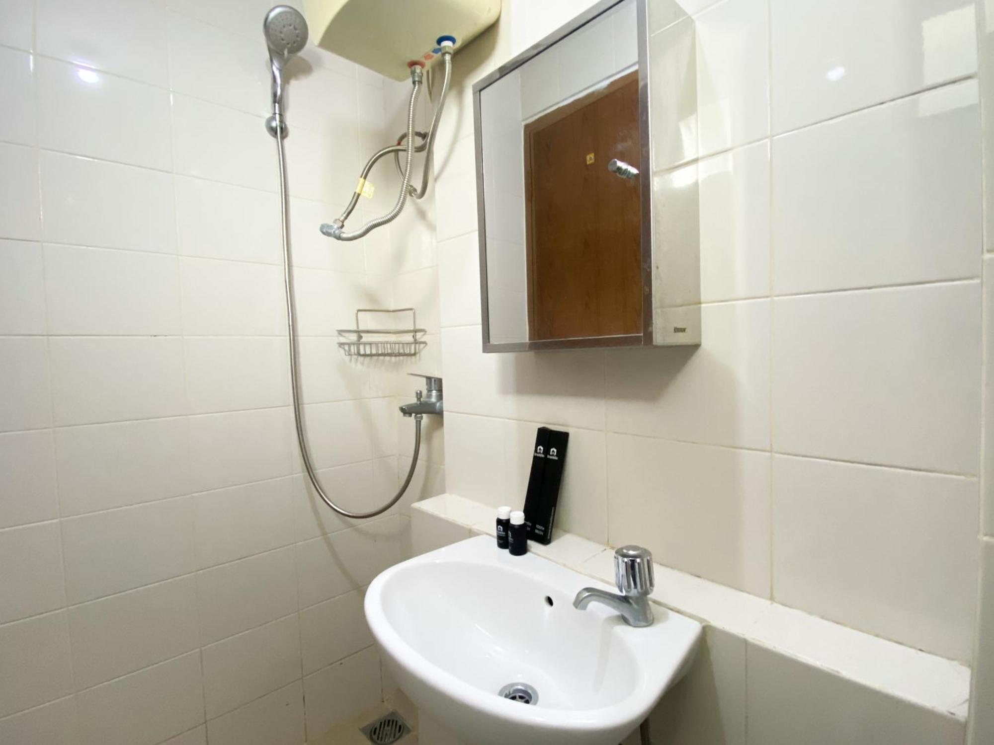 Apartemen Basic 2br At Lagoon Town Square By Travelio